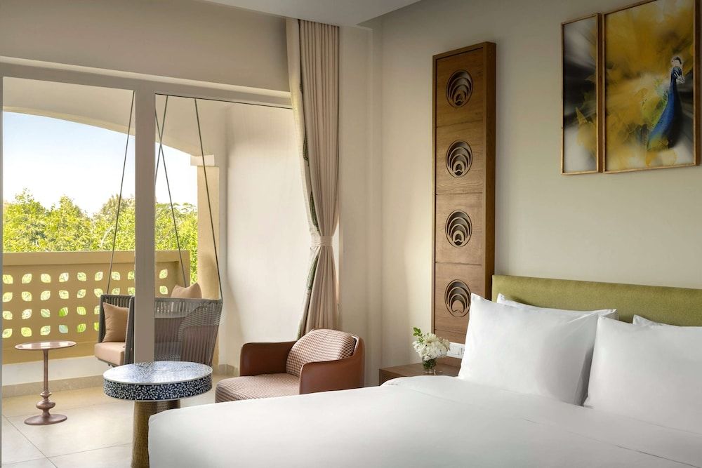 1 King Bed, Mobility/Hearing Access Room, Roll-In Shower, Balcony, Non-Smoking