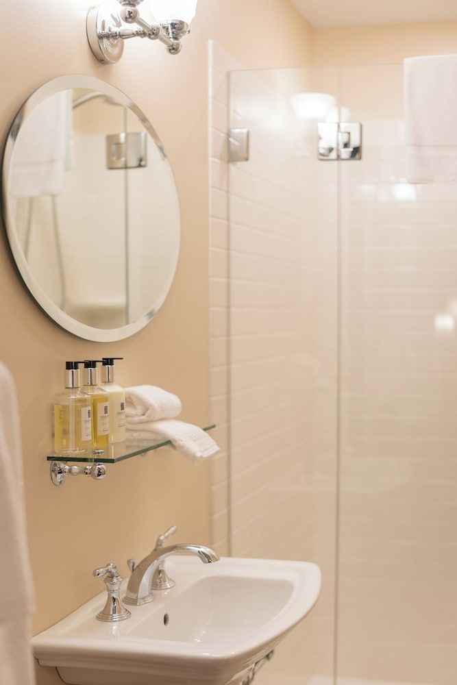 Premium Suite, 1 King Bed, Private Bathroom, Garden View