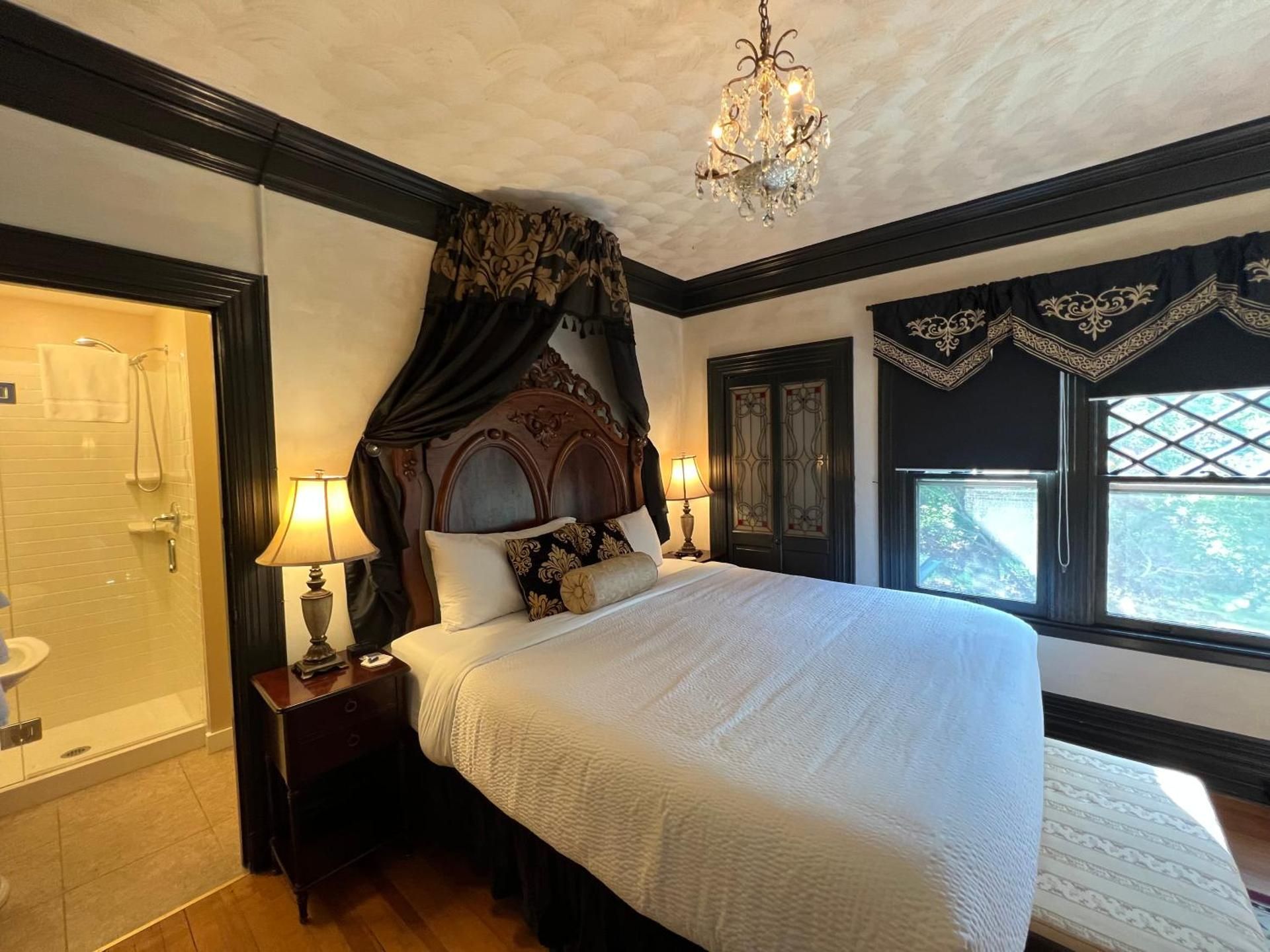 Deluxe King Suite