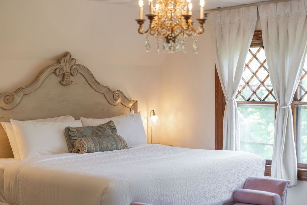 Premium Suite, 1 King Bed, Private Bathroom