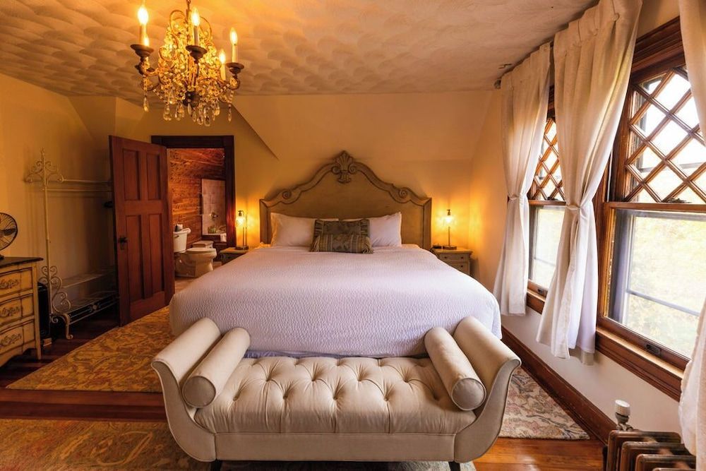 Premium Suite, 1 King Bed, Private Bathroom