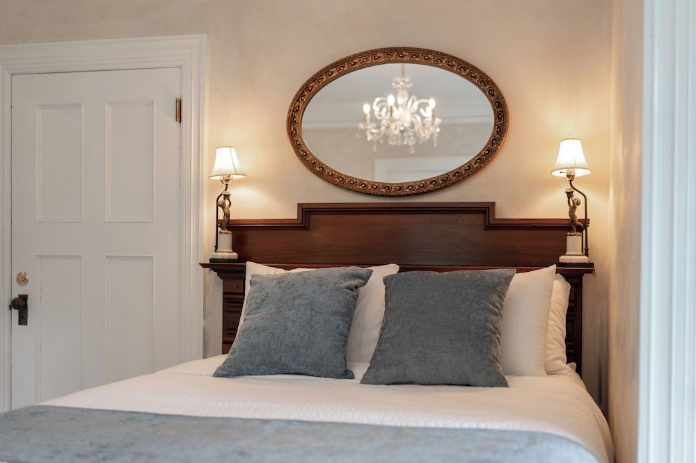 Premium Suite, 1 Queen Bed, Balcony, Garden View