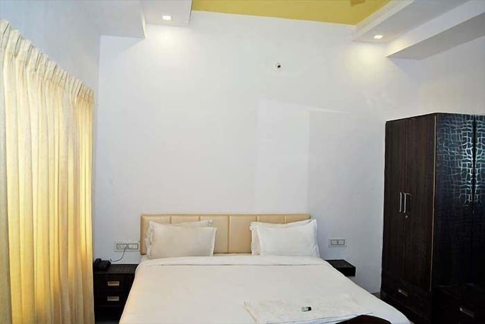 Hotel The Paradise Deluxe Room 2