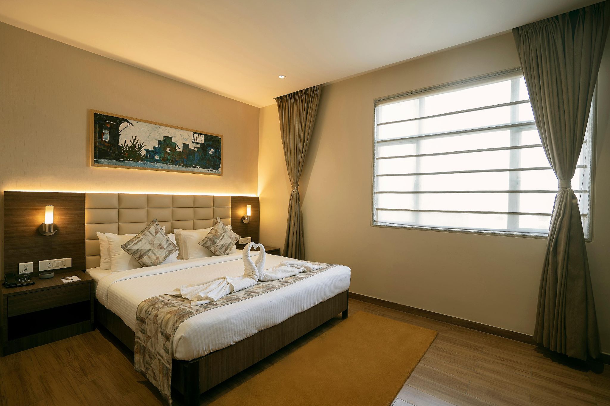 Lynq Aero Deluxe King Room with Work Desk 4