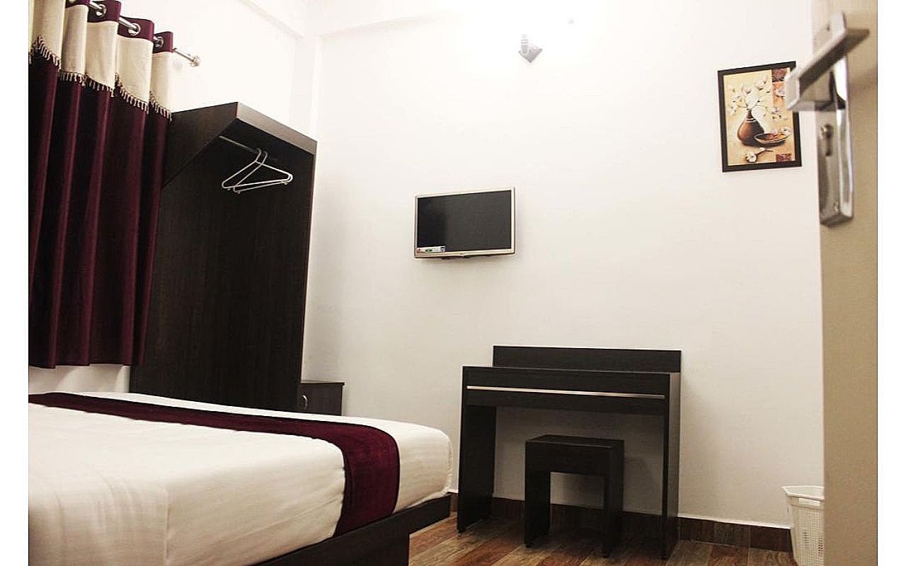 Landy Queen Sedan - Non AC 2