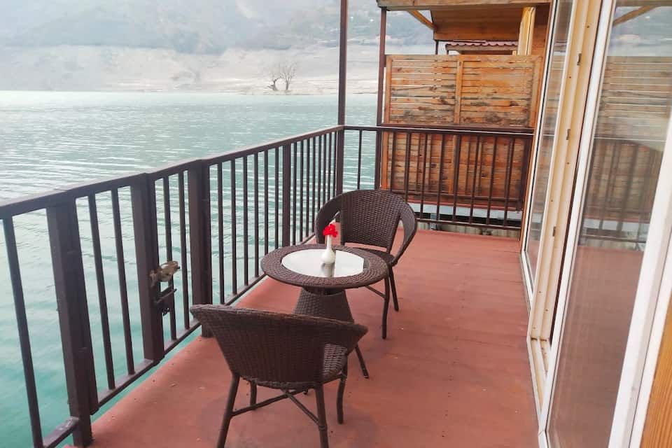 View_Floating_Huts_3_cIOQvt