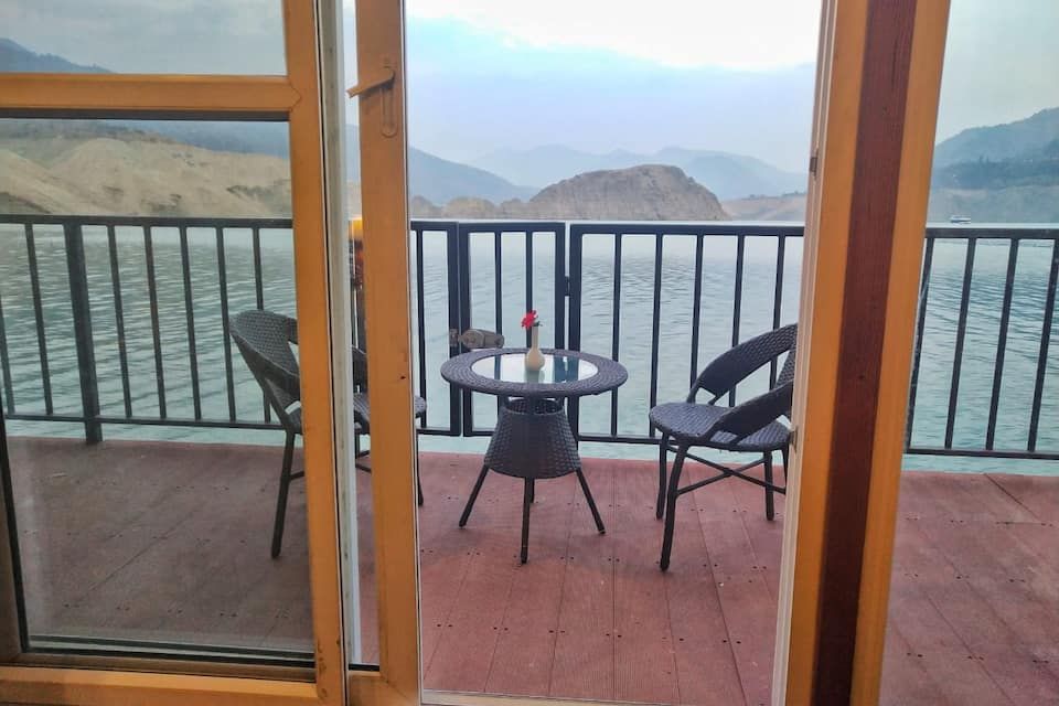 View_Floating_huts4_s5OhSf