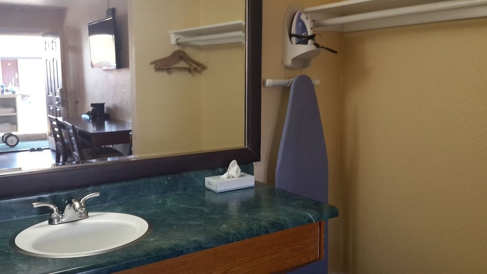 undefined American Regency Inn 8