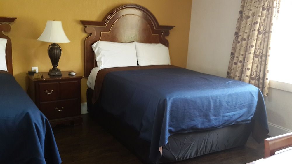American Regency Inn 2 Queen Beds 3