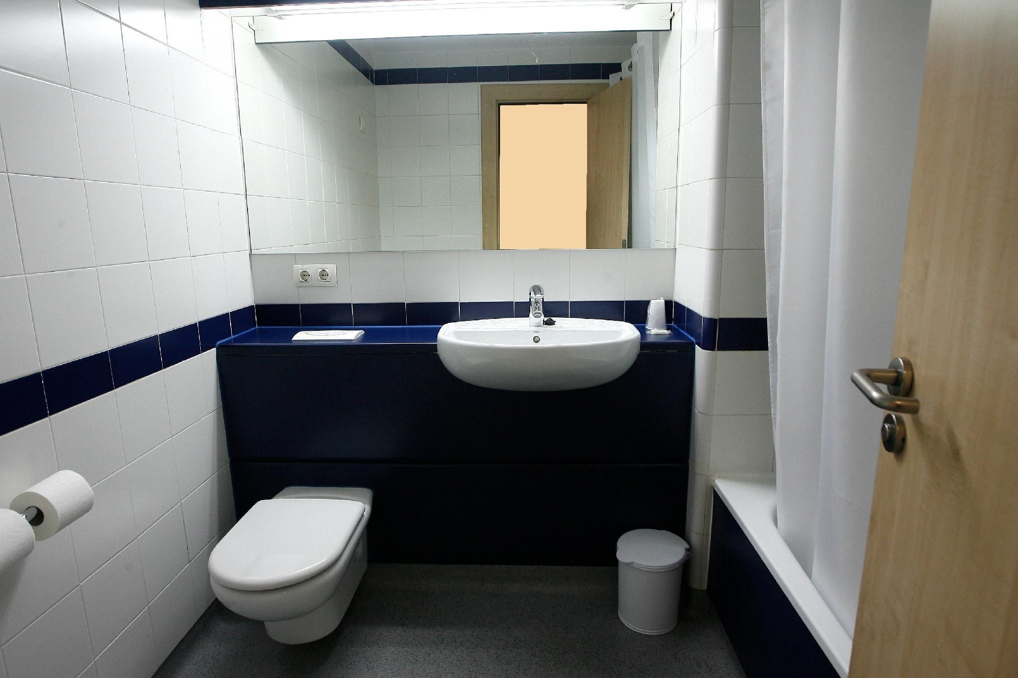 Travelodge Madrid Torrelaguna Double Room 3