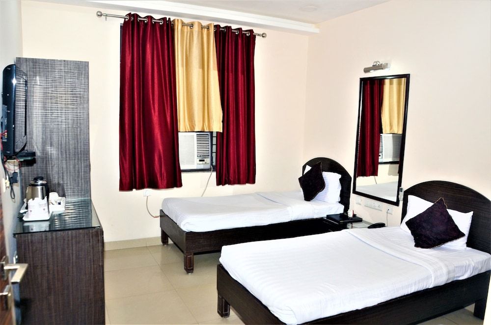 Hotel Pradeep Palace Luxury room 2