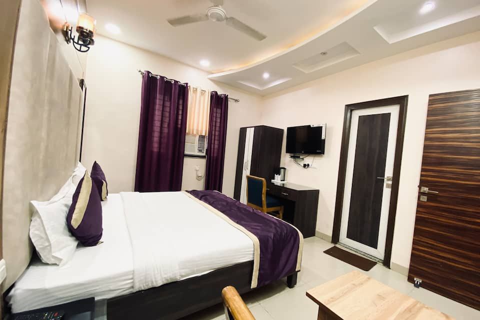 Hotel Pradeep Palace Deluxe room 7