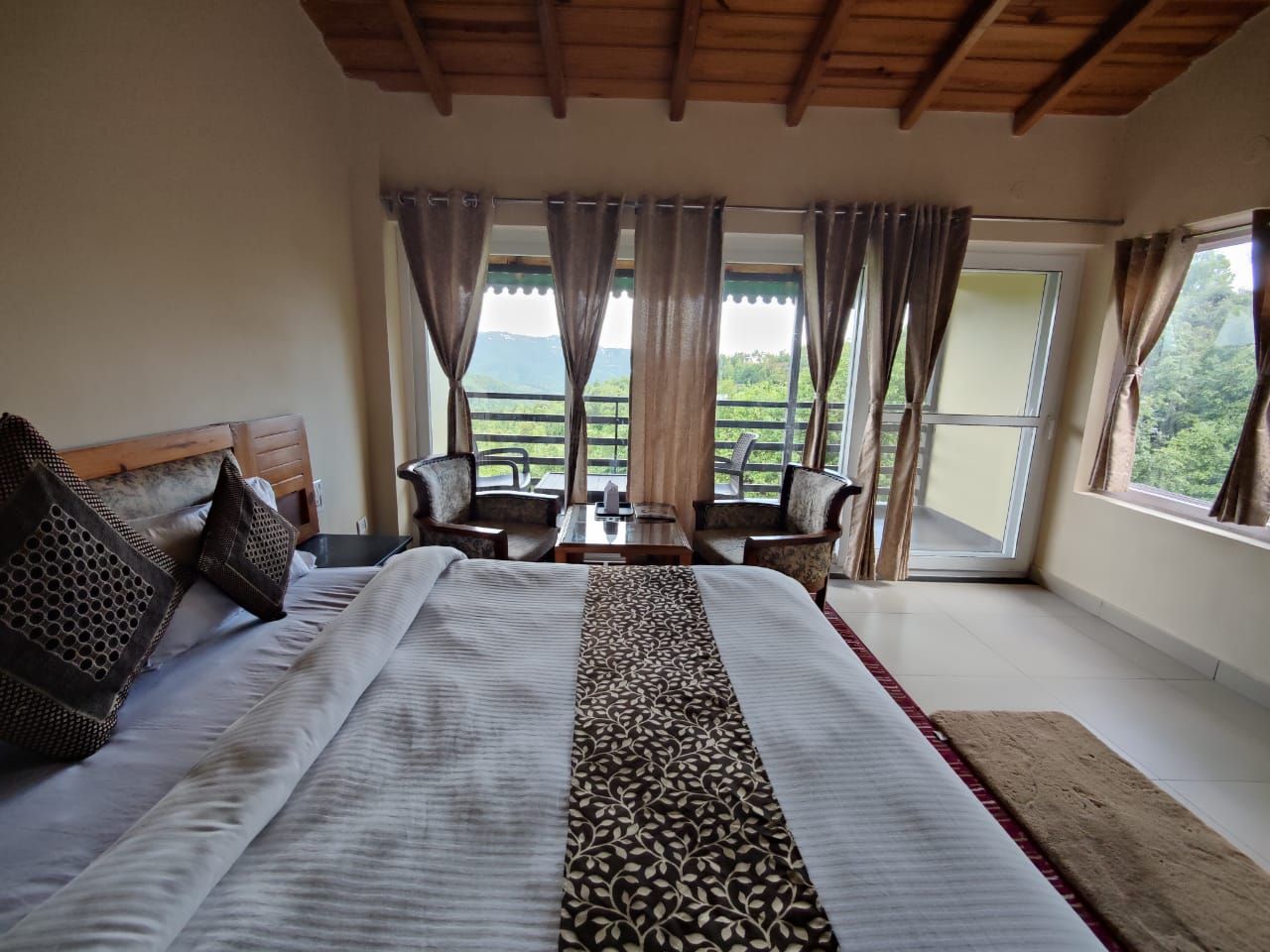 The Wonder Valley Resort Deluxe Room with Mountain & Valley View  5