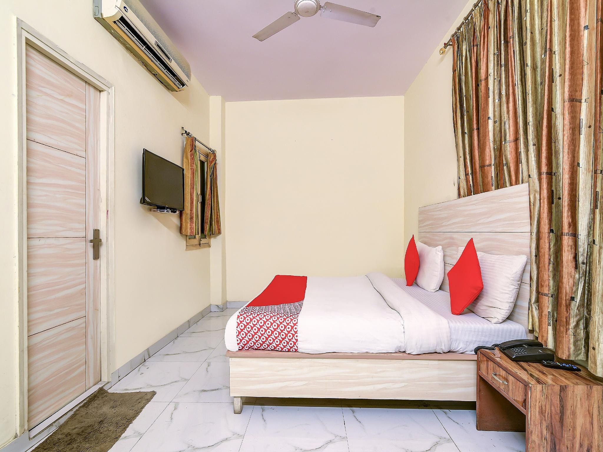 undefined OYO Flagship 27968 Vishwakarma Palace 8