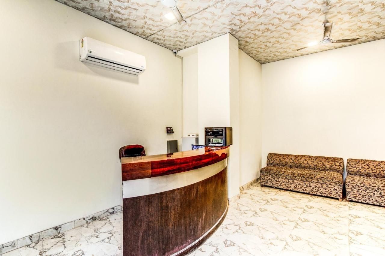 undefined OYO Flagship 27968 Vishwakarma Palace 3