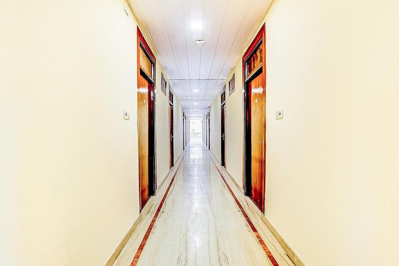 undefined OYO Flagship 27968 Vishwakarma Palace 4