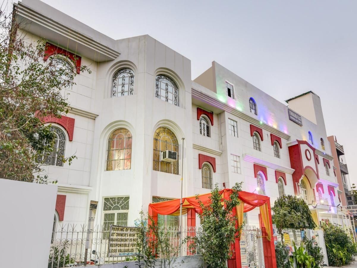 undefined OYO Flagship 27968 Vishwakarma Palace 2