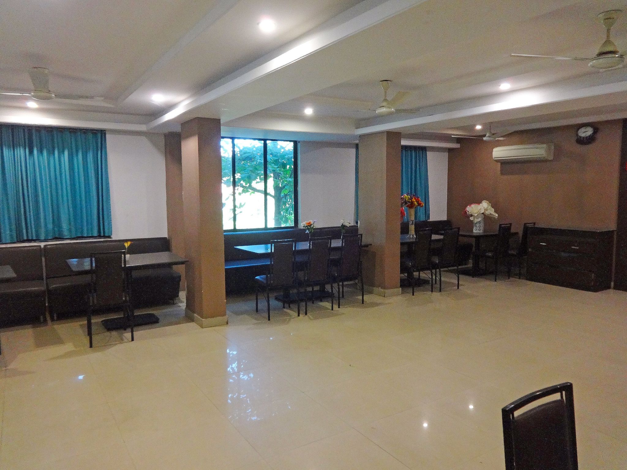 undefined Hotel Flora inn 4