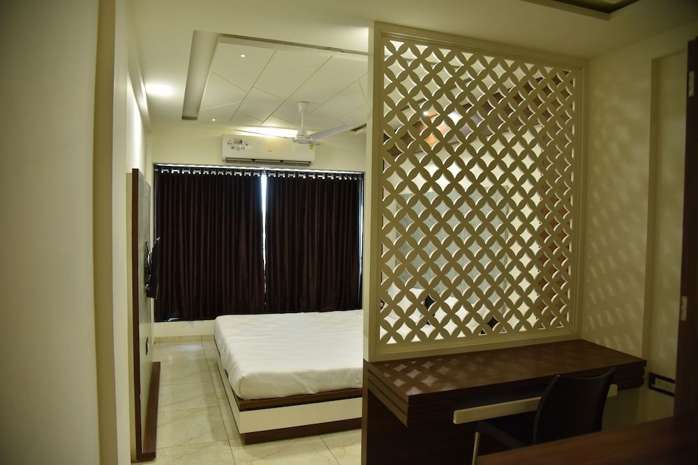 undefined Hotel Savera Inn 7