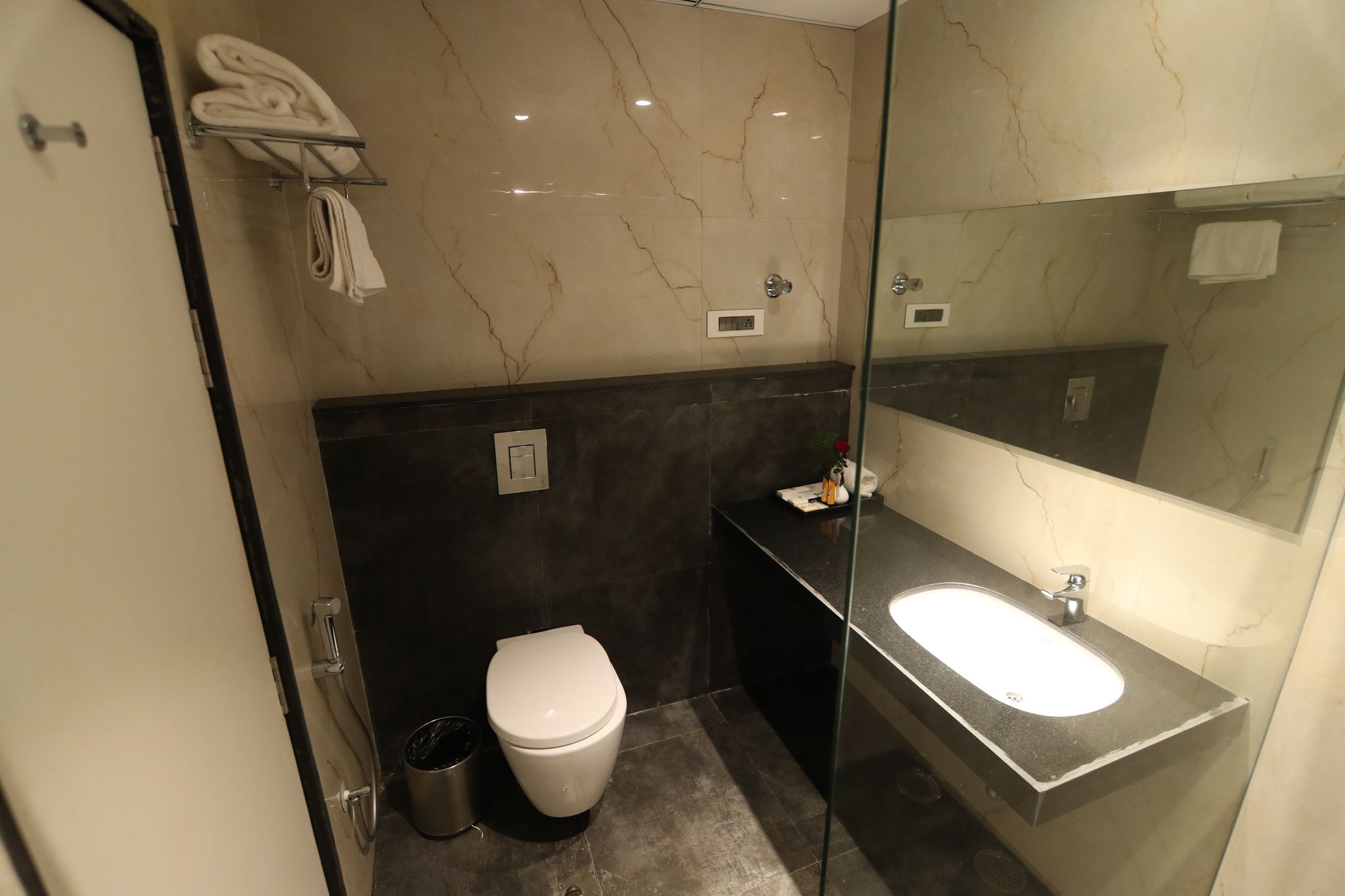 Sri Sri Sri Hotel Executive 7