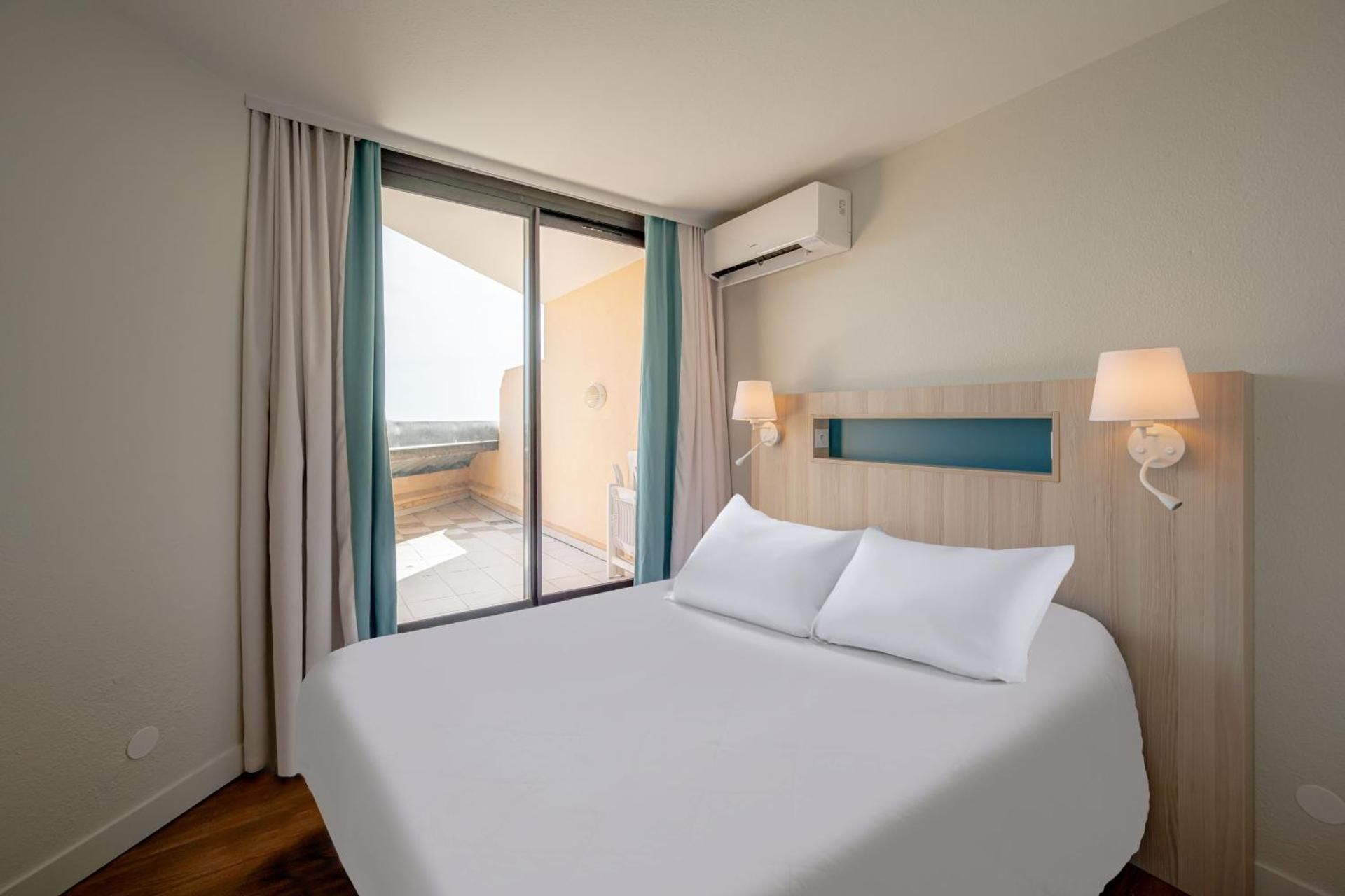 One-Bedroom Apartment with Sleeping Alcove, Air Conditioning and Terrace or Balcony (6 People)