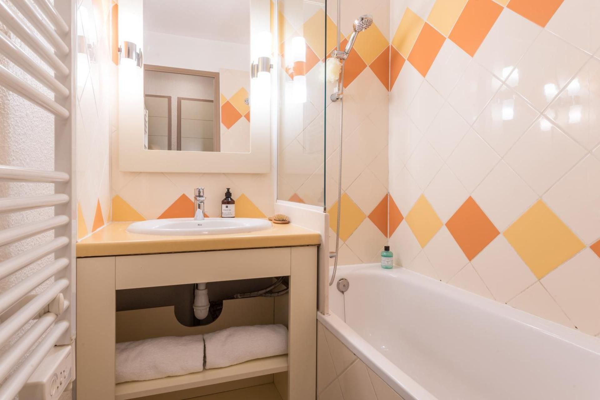 One-Bedroom Apartment with Sleeping Alcove and Terrace or Balcony (7 People)