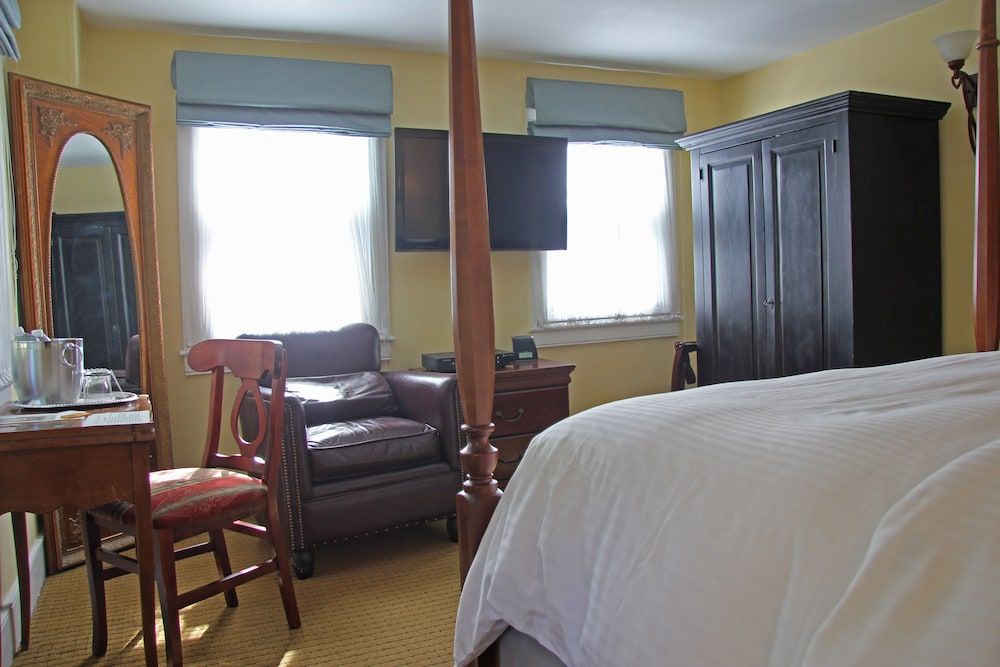 Morris House Hotel Standard Room 304 Main House 2