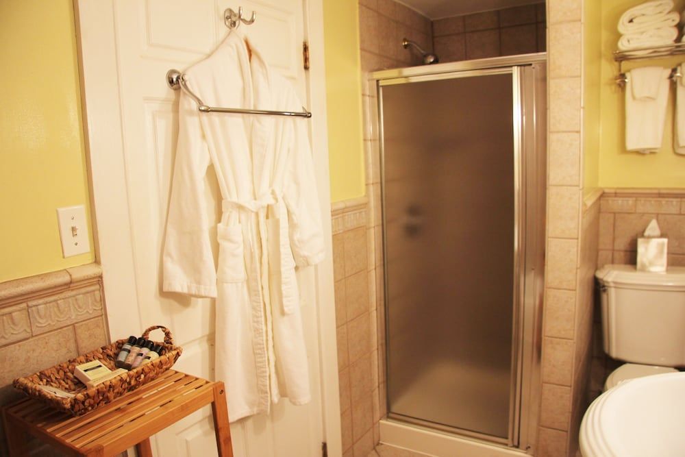 Morris House Hotel Standard Room 304 Main House 4