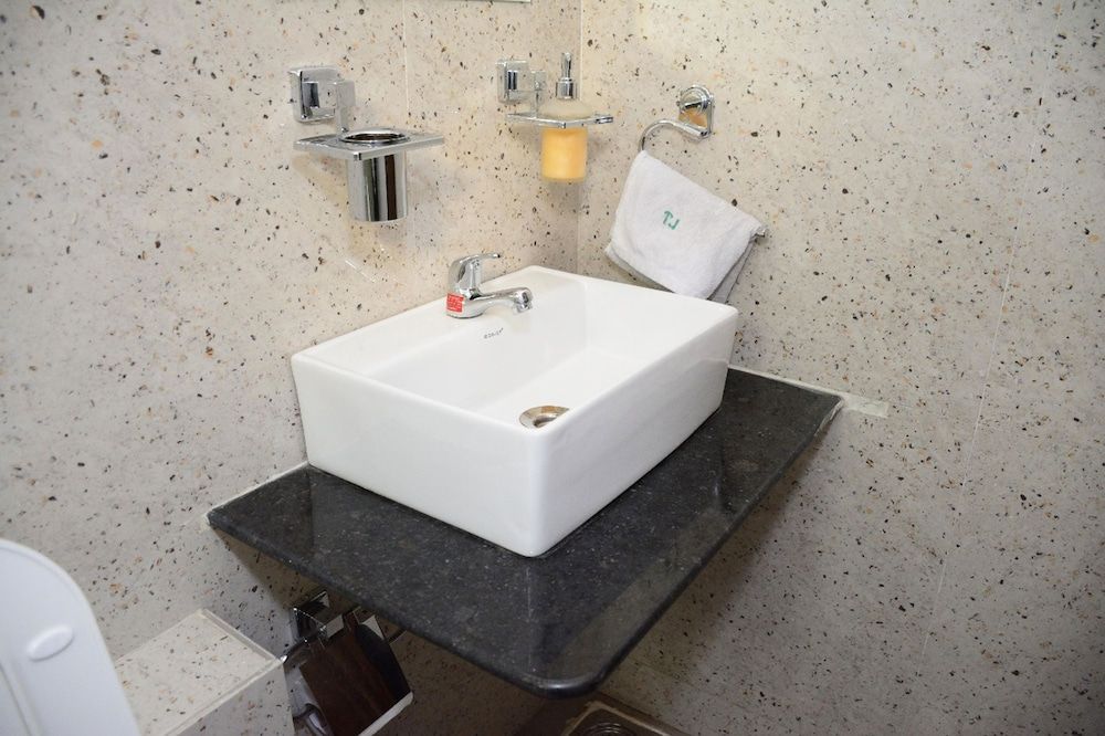 Bathroom sink