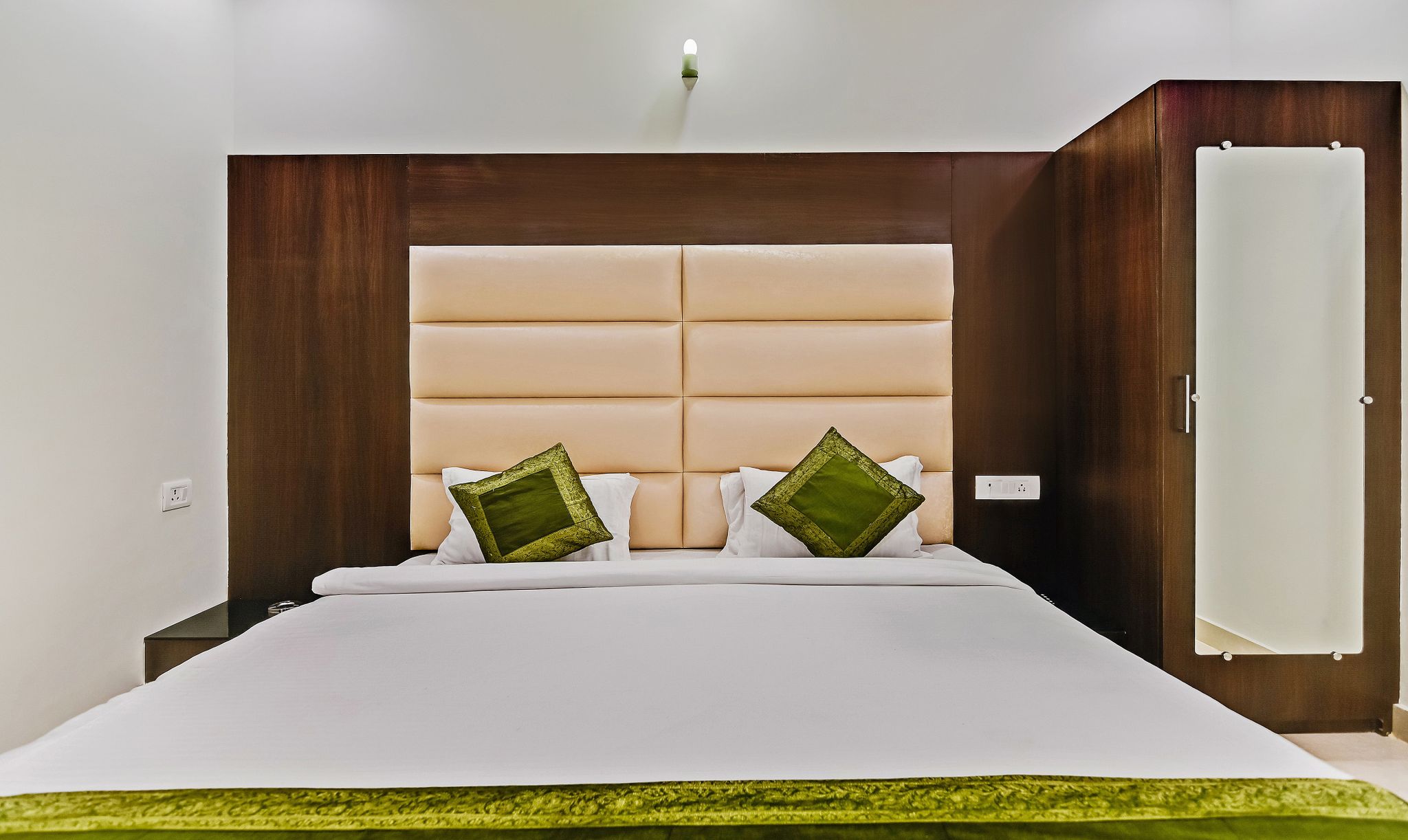 Treebo Resto- Near Lucknow Railway Station Standard Double Room 2