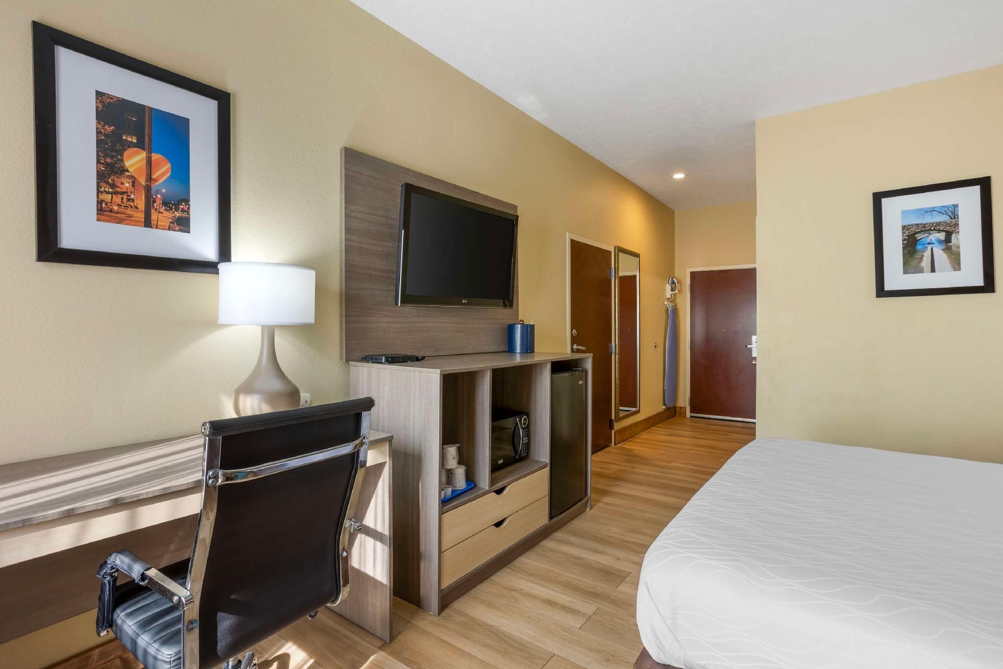 Accessibility - 1 King Bed, Bathtub, Nonsmoking