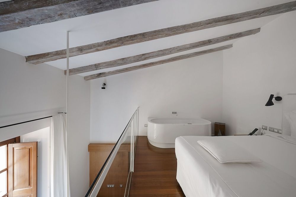 Son Brull Hotel & Spa Deluxe Duplex, Bathtub 4