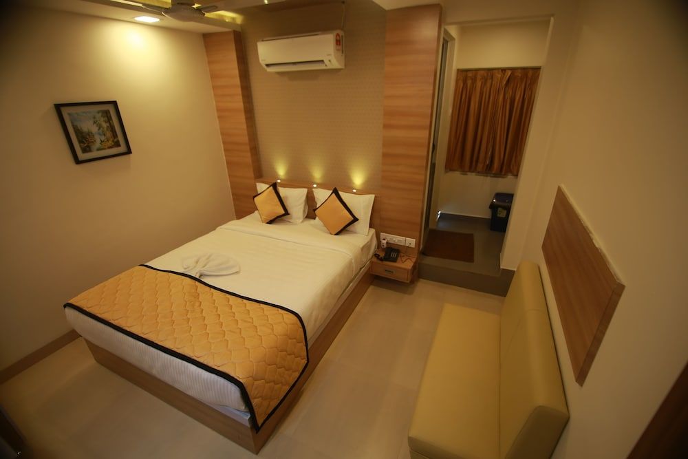 Hotel Rayyan Deluxe Double Room Single Use, 1 King Bed, Smoking