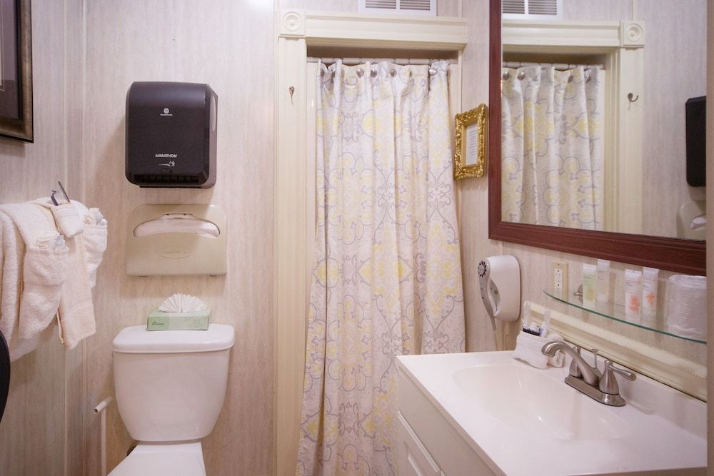 Room (Double bed - shared bath)