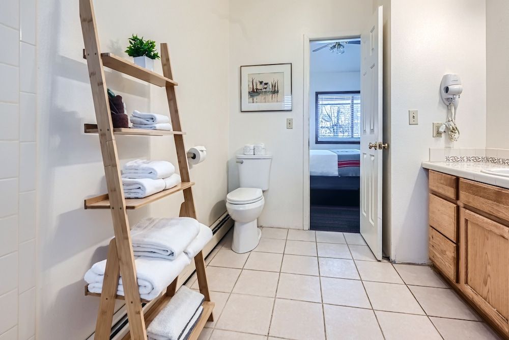 A-Lodge Boulder Adventure Queen Suite 5