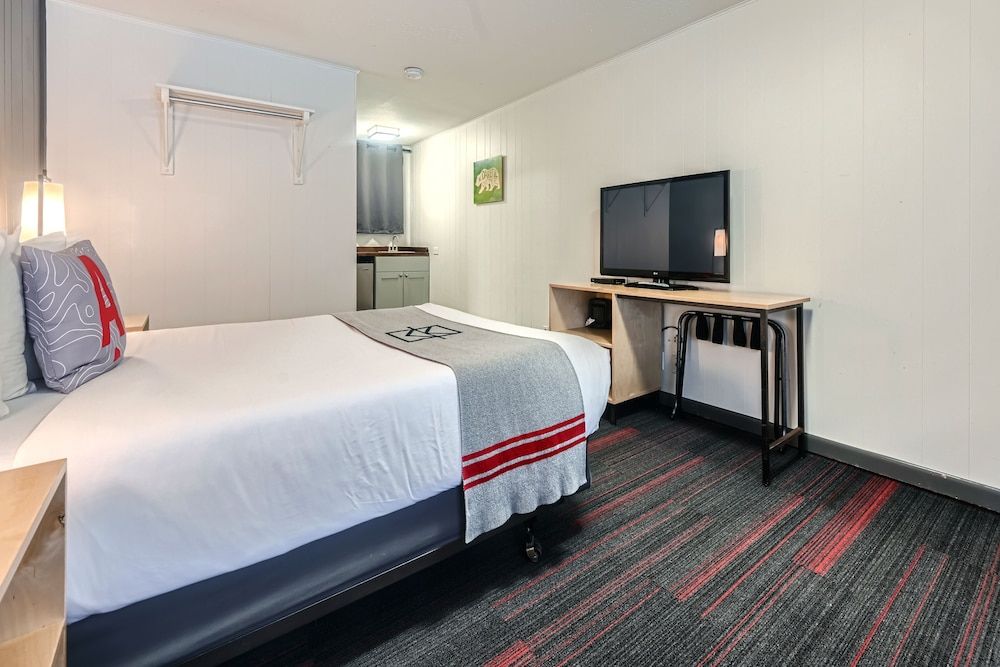 A-Lodge Boulder Basecamp Queen 4