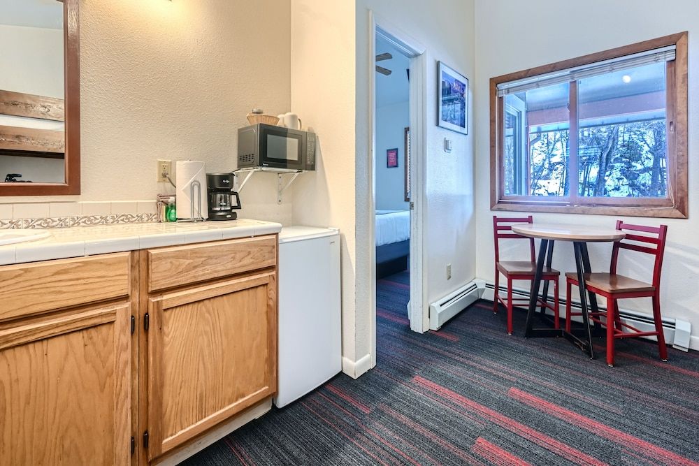 A-Lodge Boulder Adventure Queen Suite 8