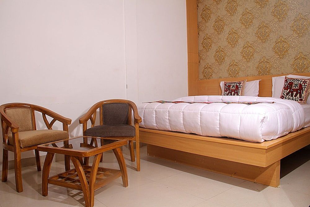 Hotel New Frontier Deluxe room 25