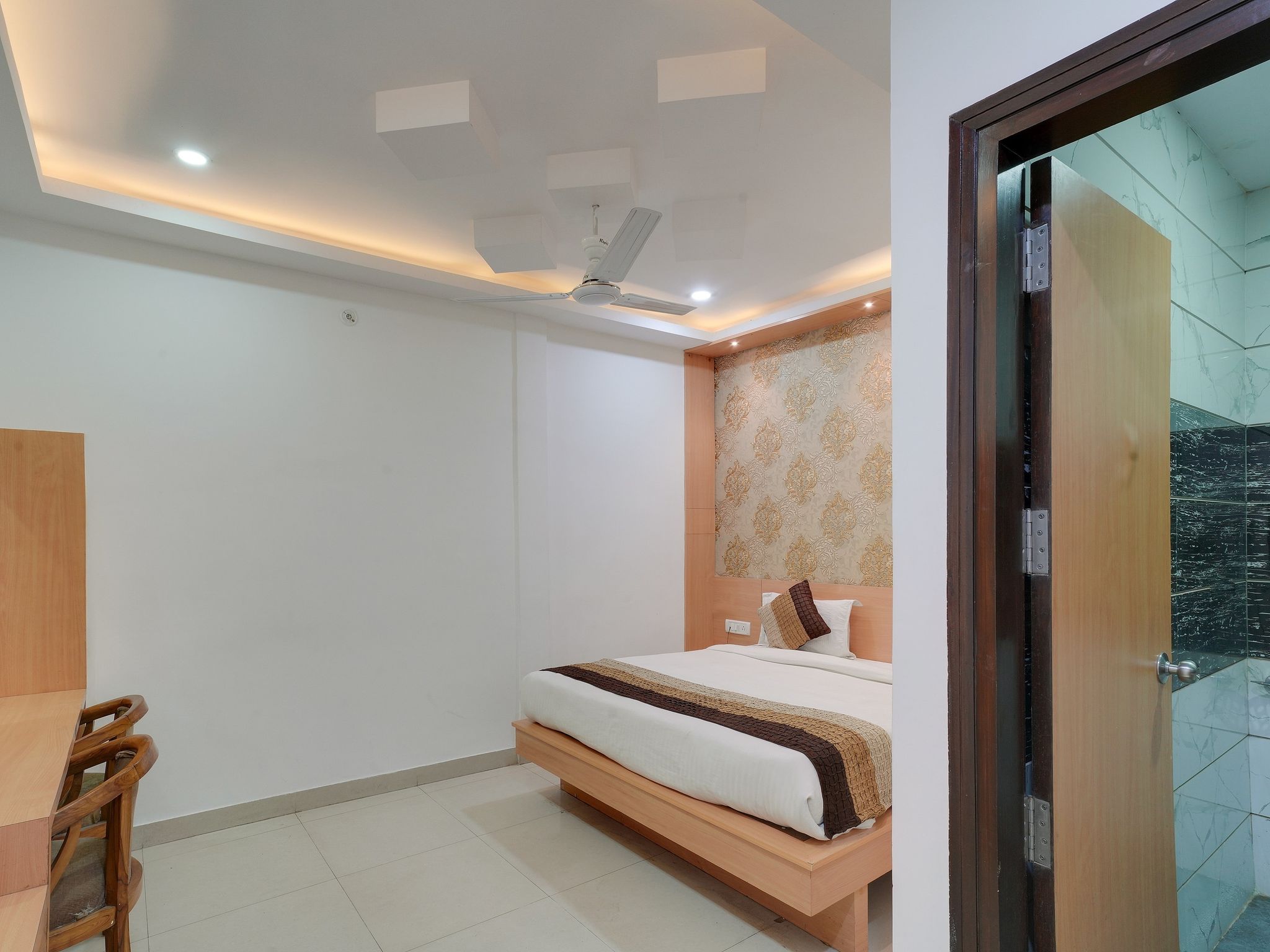 Hotel New Frontier Deluxe room 21