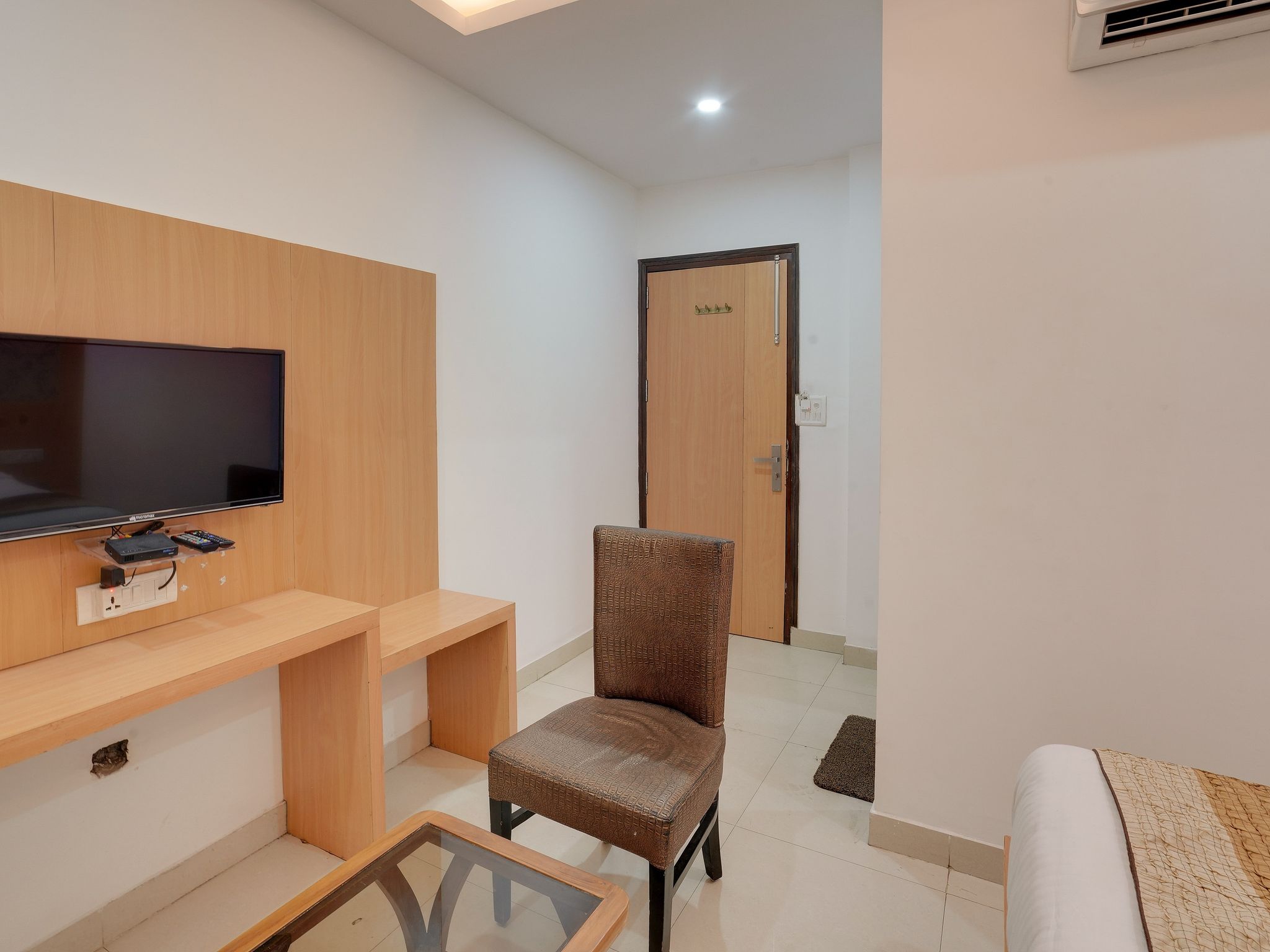 Hotel New Frontier Deluxe room 18