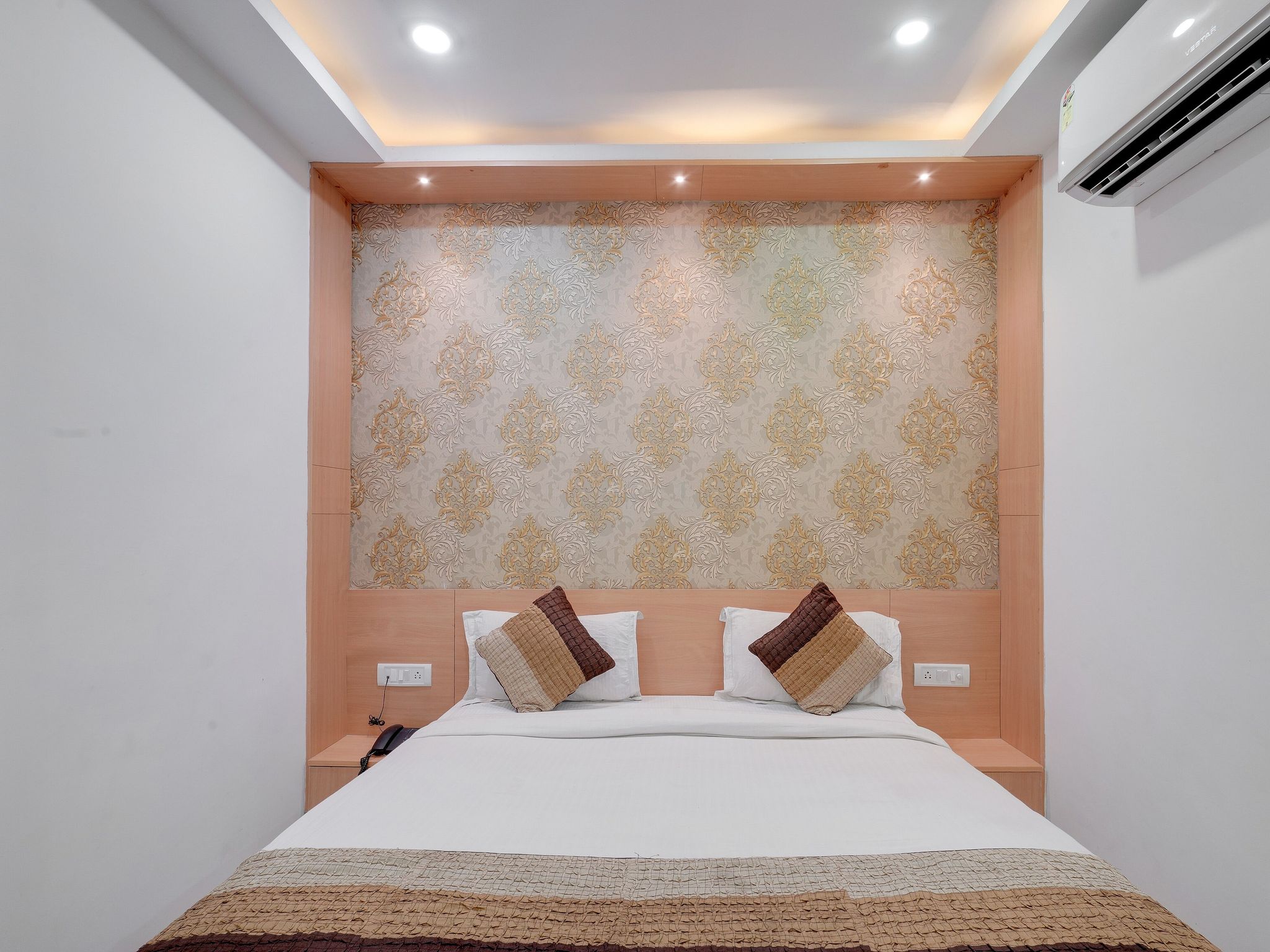 Hotel New Frontier Deluxe room 31