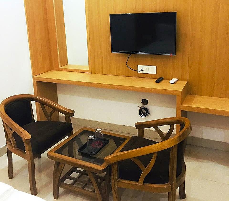 Hotel New Frontier Deluxe room 20