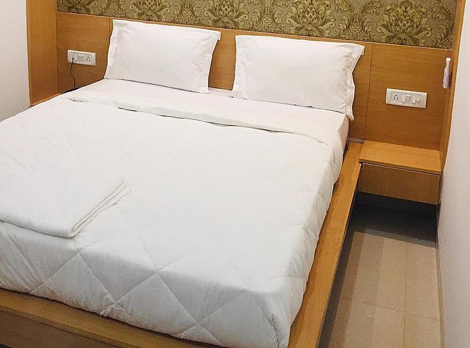 Hotel New Frontier Deluxe room 17