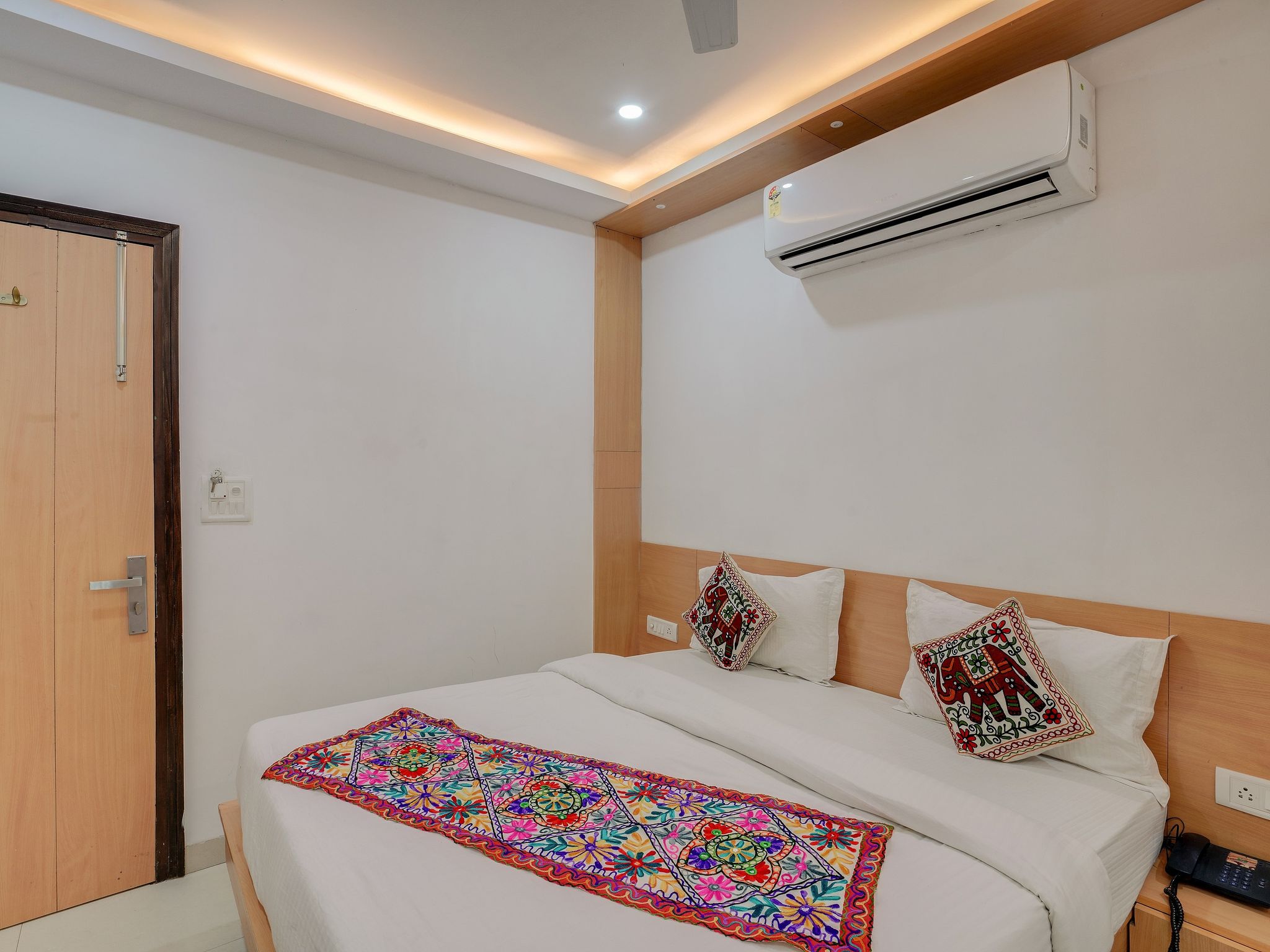 Hotel New Frontier Deluxe room 5