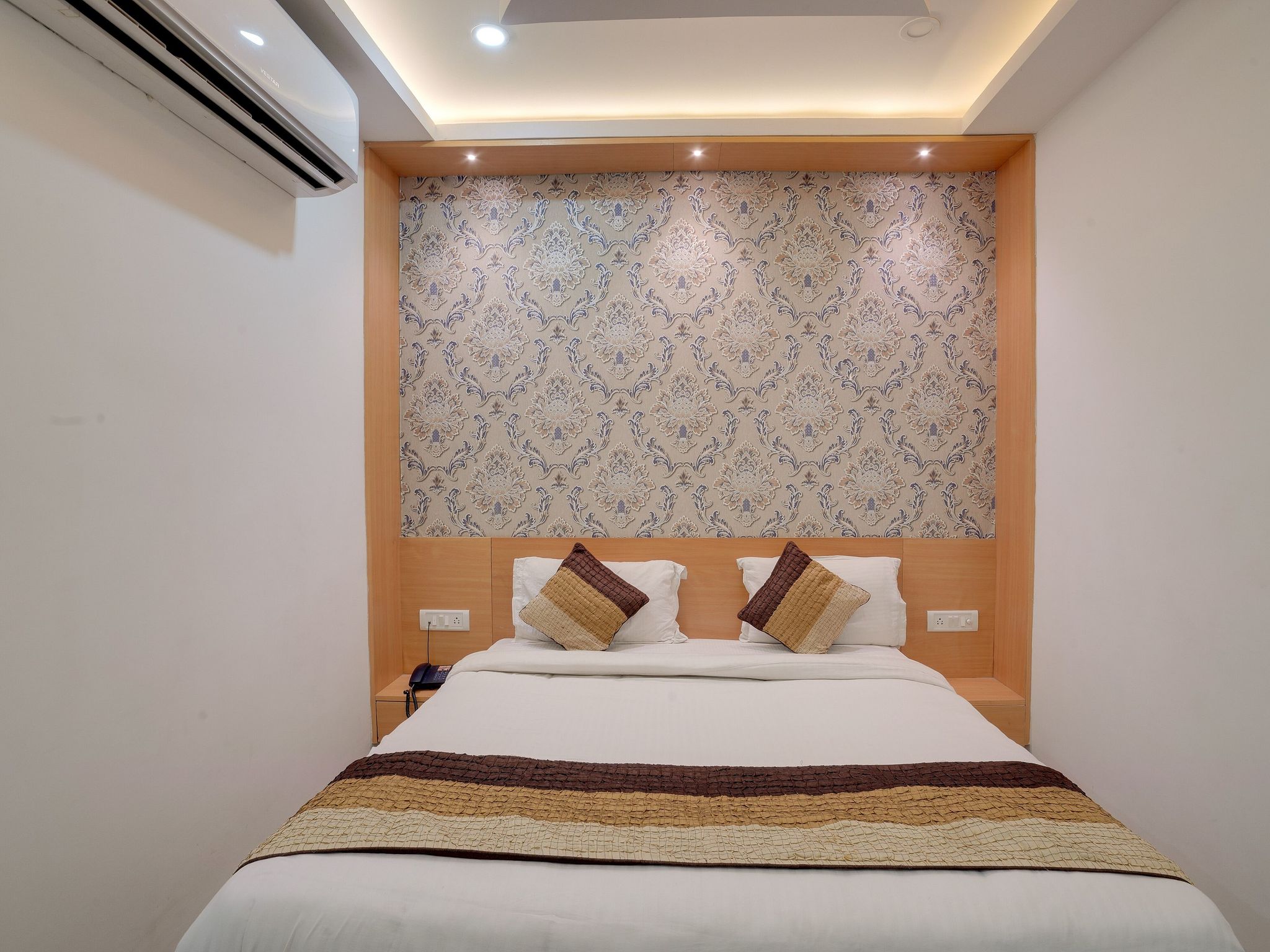 Hotel New Frontier Deluxe room 7