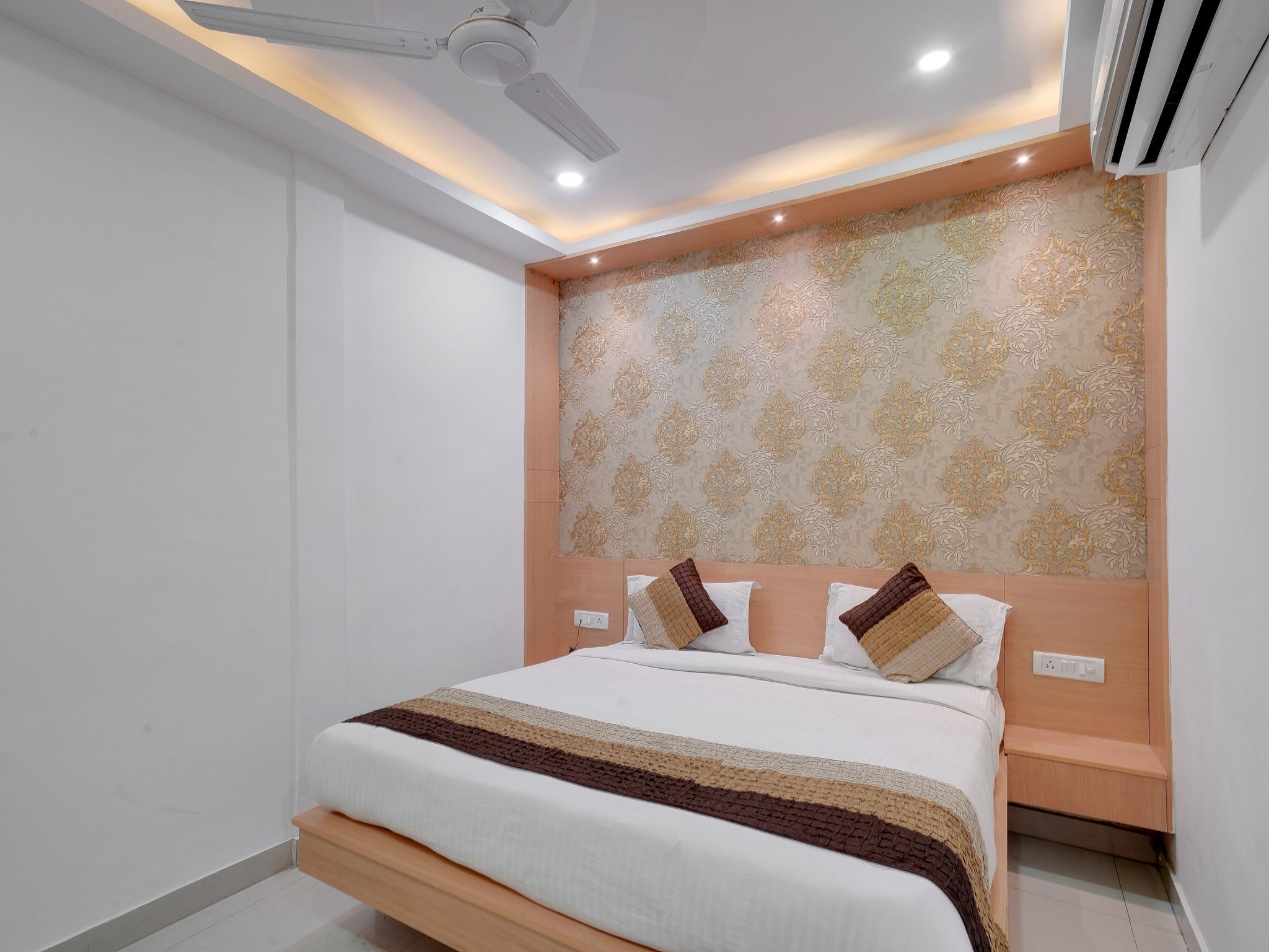 Hotel New Frontier Deluxe room 45