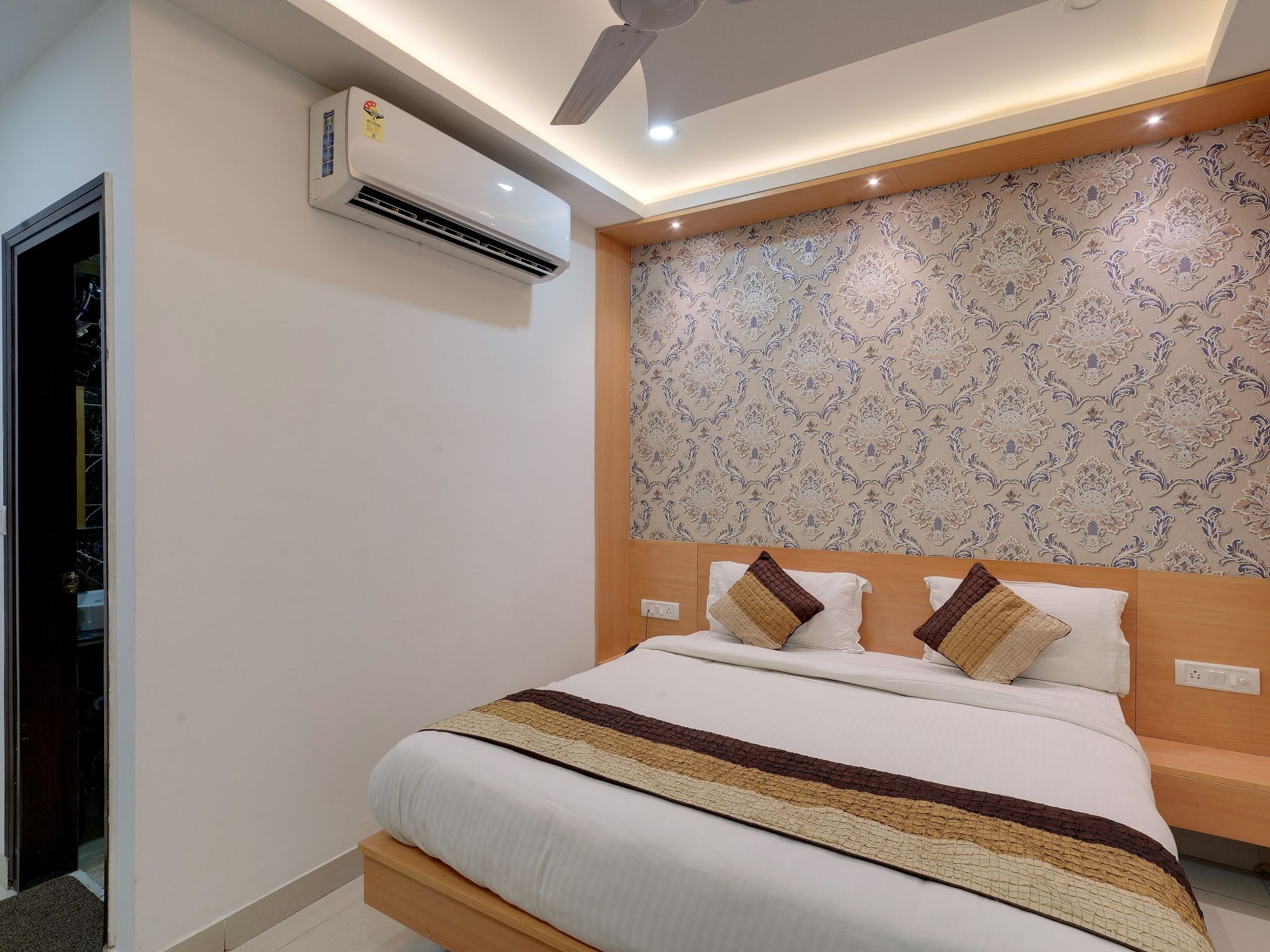 Hotel New Frontier Deluxe room 33