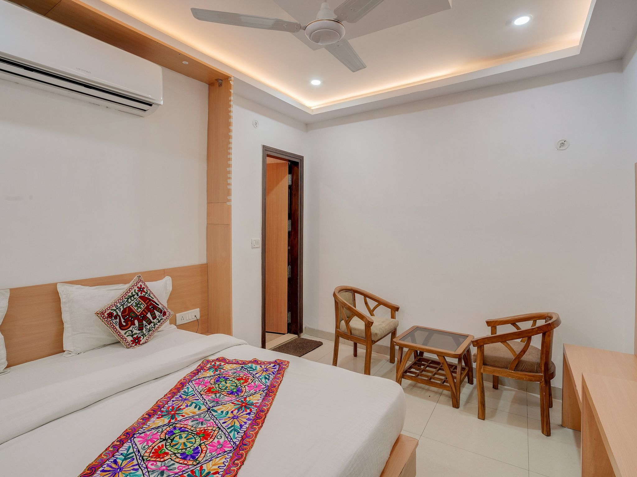 Hotel New Frontier Deluxe room 11