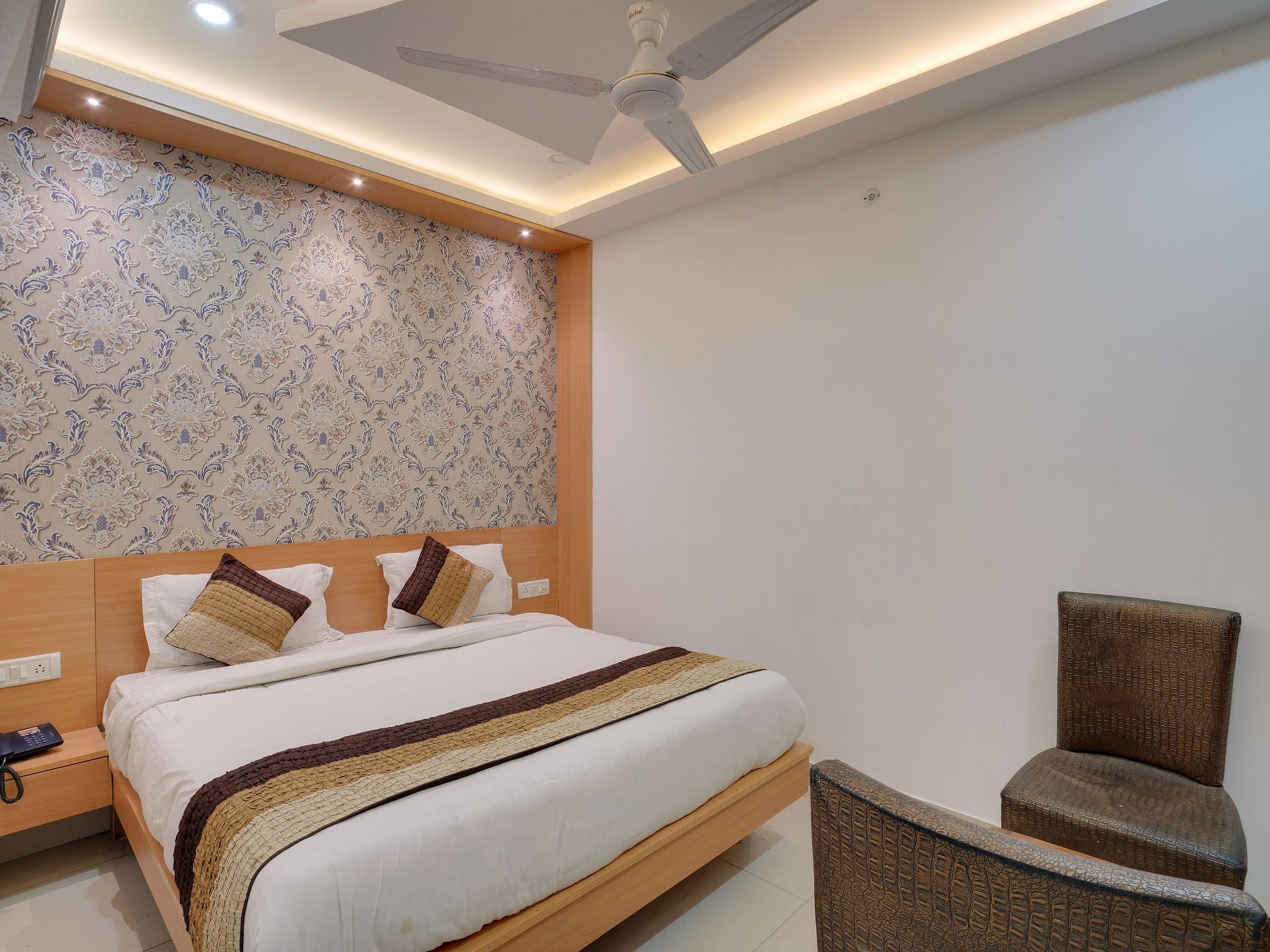 Hotel New Frontier Deluxe room 3