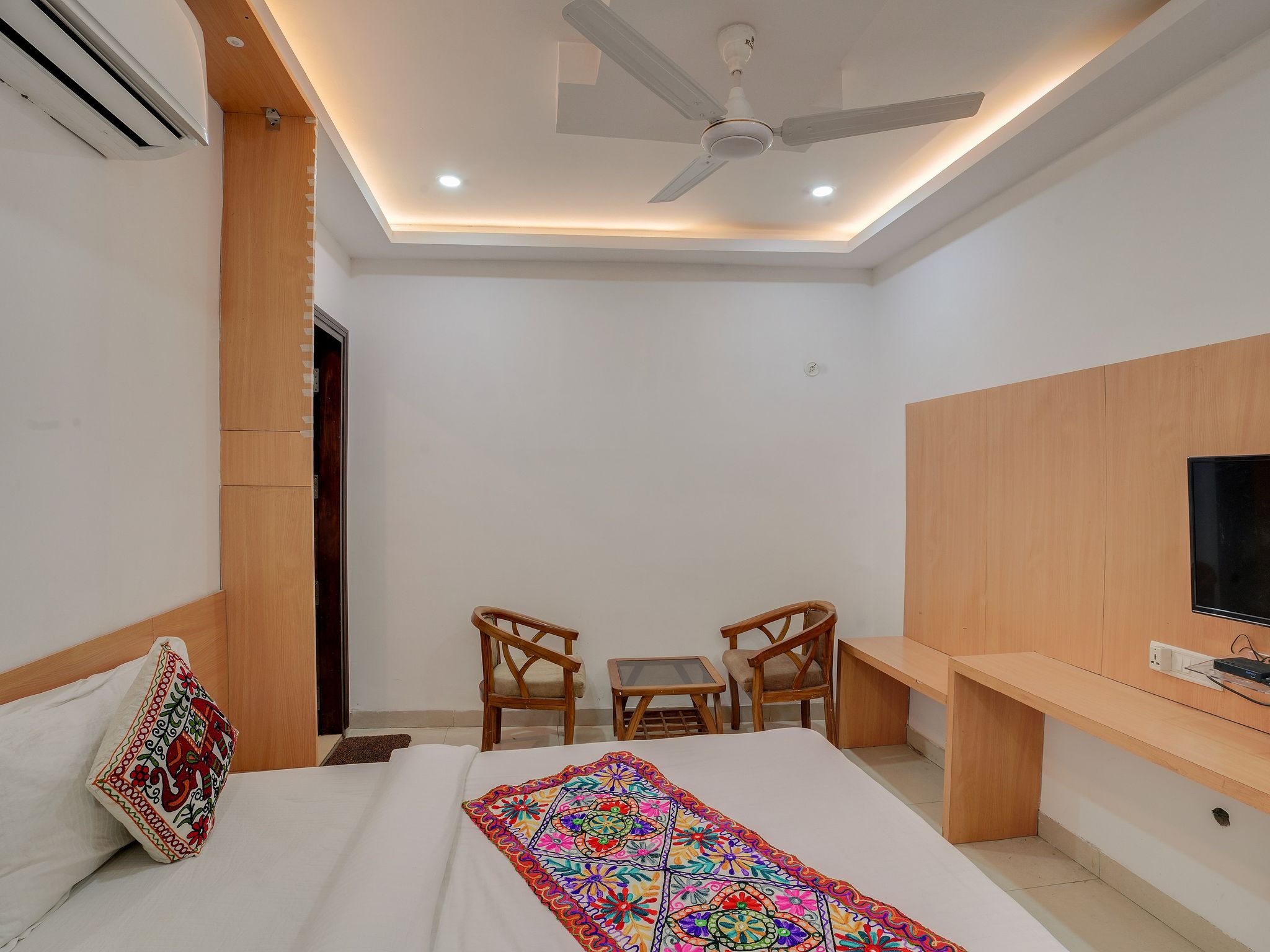 Hotel New Frontier Deluxe room 8